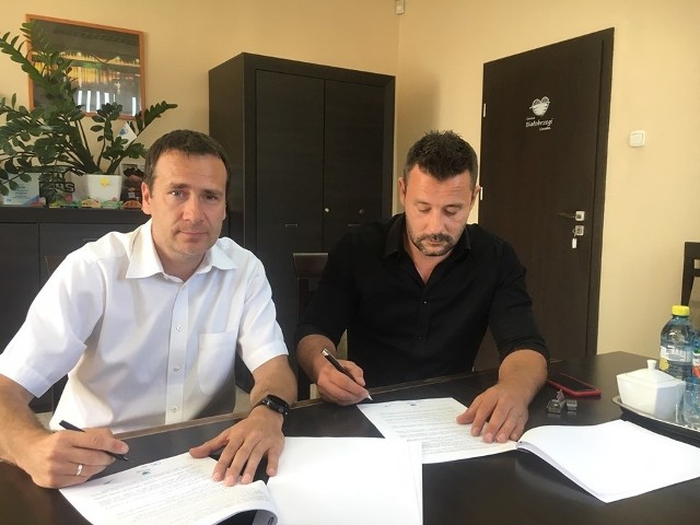 W środę umowę podpisali: burmistrz Adam Bolek (z lewej) oraz prezes firmy Bakamax Tadeusz Kutynia.