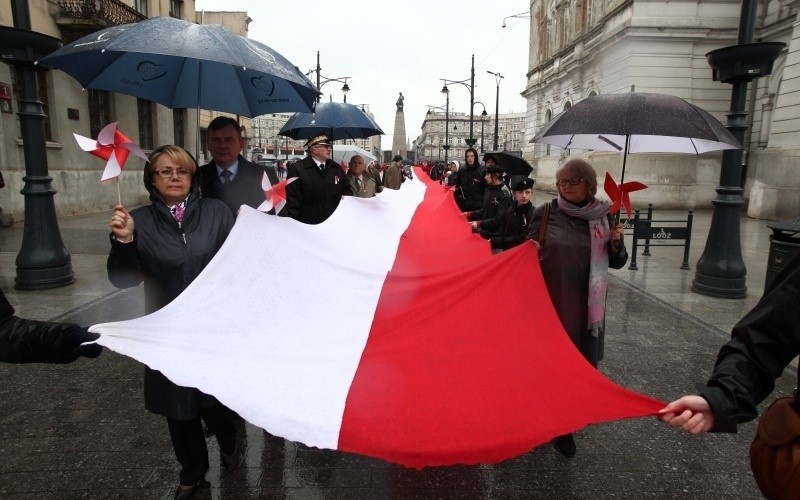 Święto flagi Rzeczpospolitej w Łodzi Maszerowali z flagą w deszczu