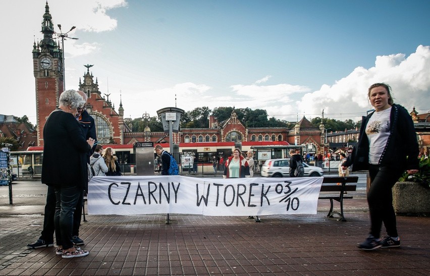 „Czarny Wtorek” w Gdańsku 3.10.2017. "Moja macica to nie kaplica!" [WIDEO,ZDJĘCIA]