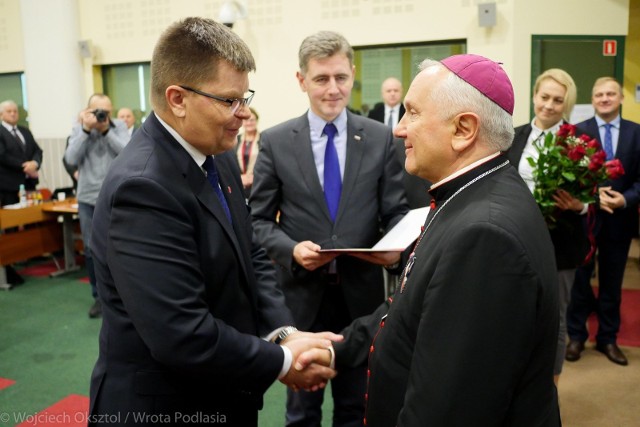 Podczas XLIII sesji Sejmiku Województwa Podlaskiego abp Edward Ozorowski otrzymał od marszałka województwa Odznakę Honorową Województwa Podlaskiego