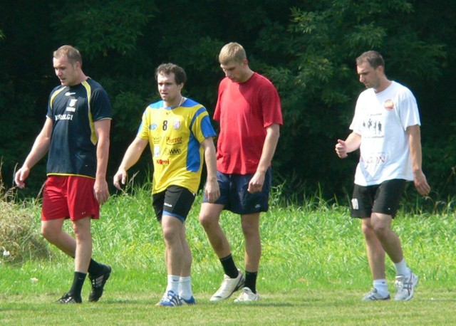 Wysoki piłkarz ręczny z Litwy (z lewej) trenuje z AZS Politechnika Radom. Obok Grzegorz Mroczek, Filip Jarosz i Paweł Świeca.