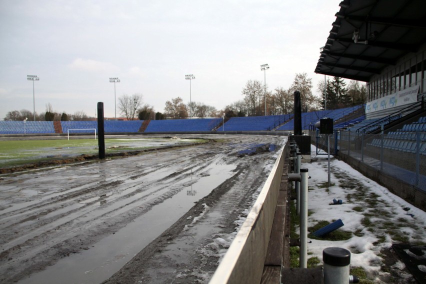 Stadion żużlowy na razie rozkopany. Trwają remonty (ZDJĘCIA)