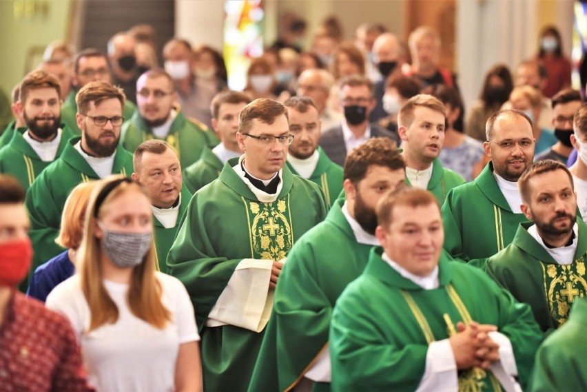 Diecezjalny Dzień Młodych w Rzeszowie. Mszę w Katedrze koncelebrowało 20 księży