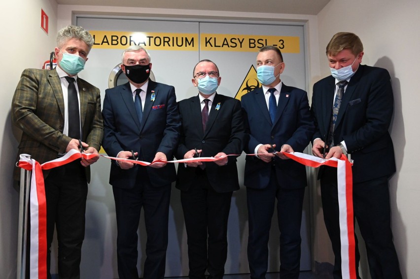 Oficjalne otwarcie laboratorium. Od lewej: senator Krzysztof...