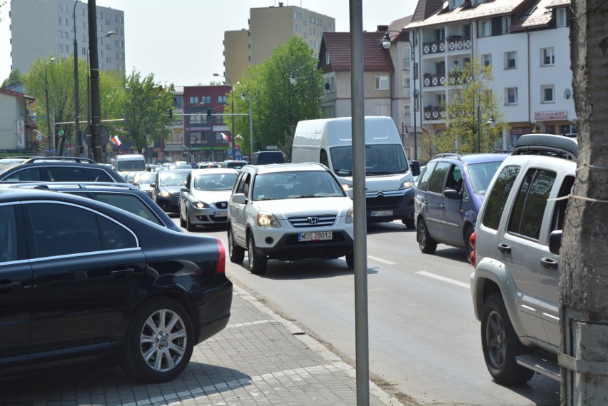 Ogromne korki w Ostrołęce: wymieniają asfalt na moście zastępczym [ZDJĘCIA]