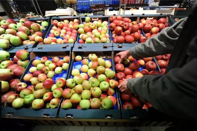 Biedronka, Lidl i inne sieci pod lupą UOKiK. Urząd sprawdził jakość warzyw i owoców. Wiele nieprawidłowości!