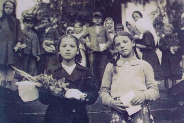 Zakończenie roku szkolnego w Nastasowie pod Tarnopolem - rok 1938 r. Ostatnie zdjęcie sióstr Skowrońskich. Wojna zgotowała im tragiczny los: Stanisława (z kwiatami), deportowana do Kazachstanu, zmarła w Teheranie w wieku 16 lat; starsza, Maria, umarła z głodu, podobnie jak jej brat i matka, w Krasnojarskim Kraju w wieku 18 lat.