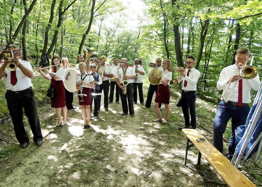 Odkryj Beskid Wyspowy. W sobotni wieczór wspięli się na Luboń Wielki, a w niedzielny poranek pokonali Grodzisko