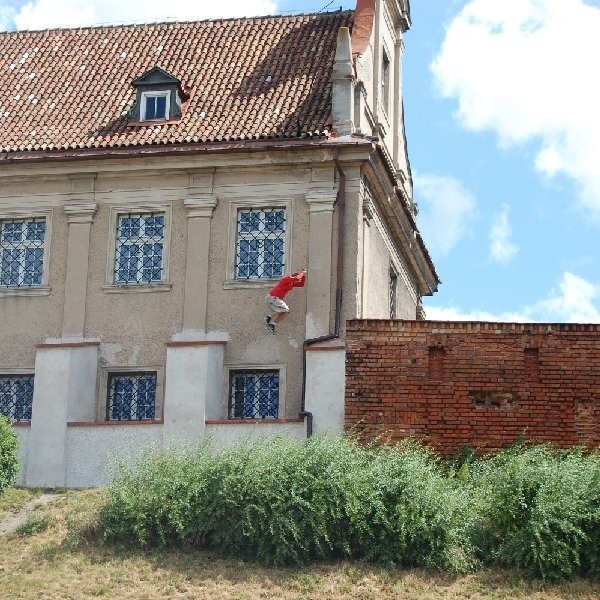 Grudziądz > Zdjęcia od Czytelniczki - skakał po budynkach