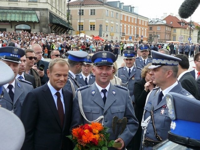 Remigiusz Basiak statuetkę i list gratulacyjny odebrał z rąk premiera Donalda Tuska podczas centralnych obchodów Święta Policji w Warszawie.