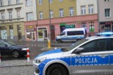 Opole. Próba włamania do pracowni złotniczej i sklepu jubilerskiego. Na miejscu pracują policjanci