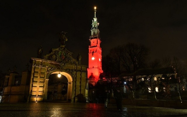 Co roku w ramach akcji „Redweek” miejsca kultu, ale także budynki użyteczności publicznej i pomniki są podświetlane na czerwono. Kolor symbolizujący męczeństwo kolorze służy zwróceniu uwagi świata na prześladowania.