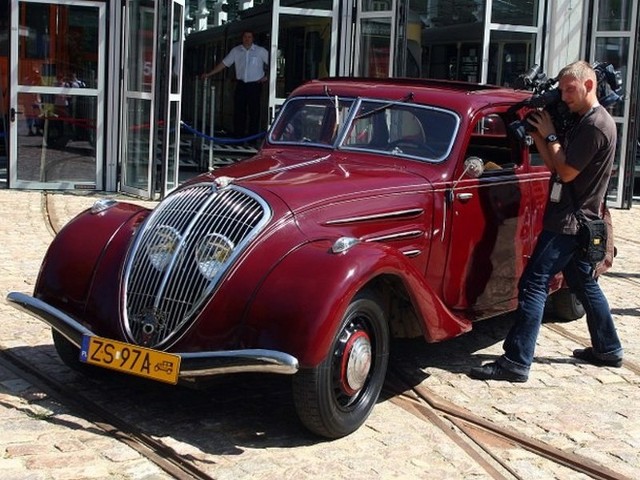 Nowy eksponat Muzeum Techniki i Komunikacji w Szczecinie - peugeot 402 z 1935 roku