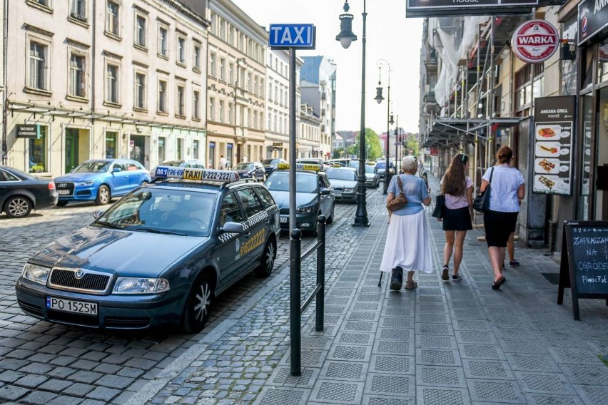 Na ulicy Wielkiej taksówki blokują dojazd dostawcom. Na...