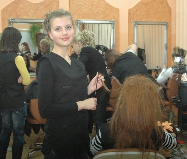 Karina Uniowska uczy się fryzjerstwa w drugiej klasie technikum. Dzięki dzieciom z domu dziecka ma kogo strzyc i czesać.
