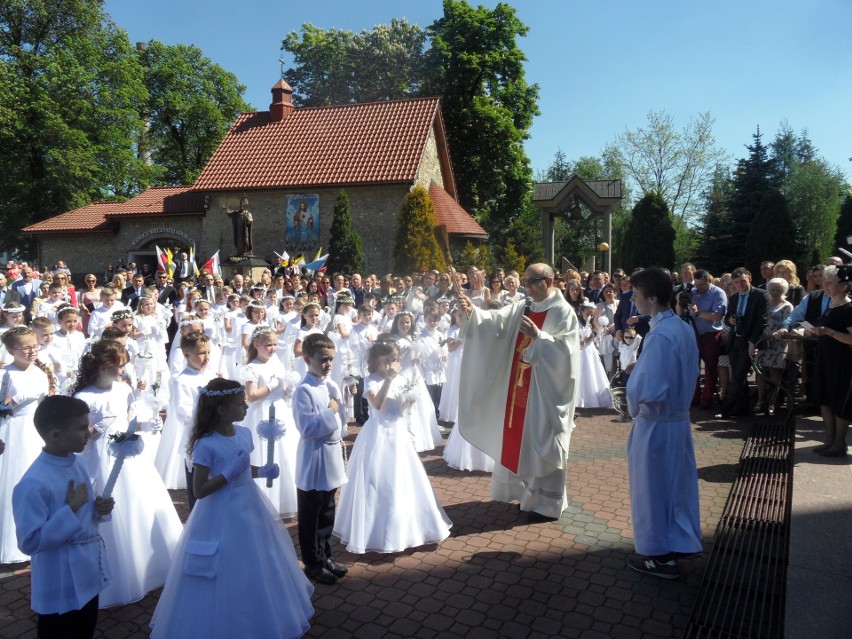 Pierwsza komunia święta w parafii Nawiedzenia NMP w...