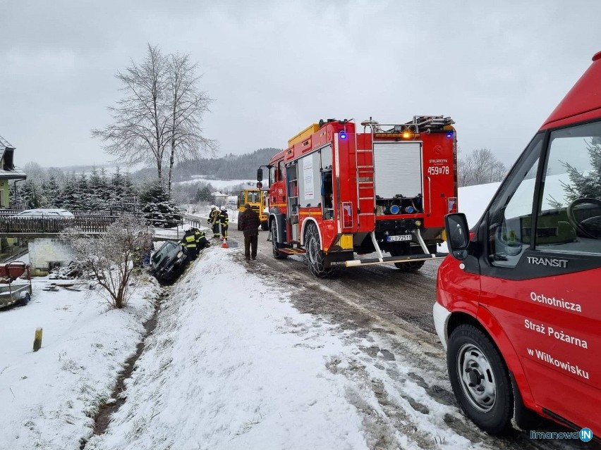 By wydobyć z rowu rozbite auto strażacy wykorzystali maszynę budowlaną