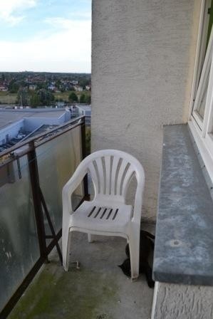 Balkon po zimie wygląda dość skromnie...