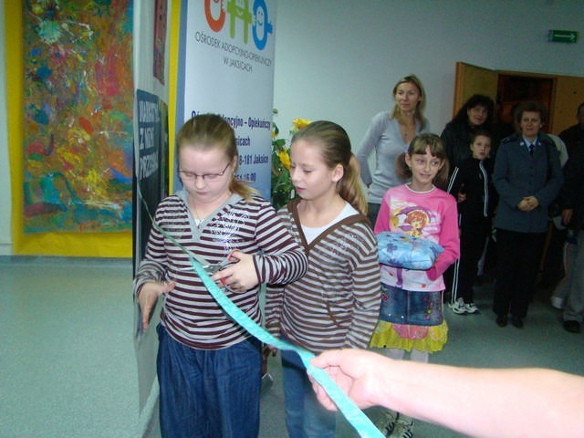 Wystawy otworzyły uroczystym przecięciem wstęgi siostry bliźniaczki Ania i Zuzia, uczennice III klasy Szkoły Podstawowej nr 11 w Inowrocławiu