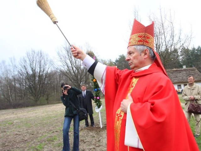 Biskup radomski Henryk Tomasik najpierw poświęcił palmy, które przynieśli wierni, a potem pola w Muzeum Wsi Radomskiej.