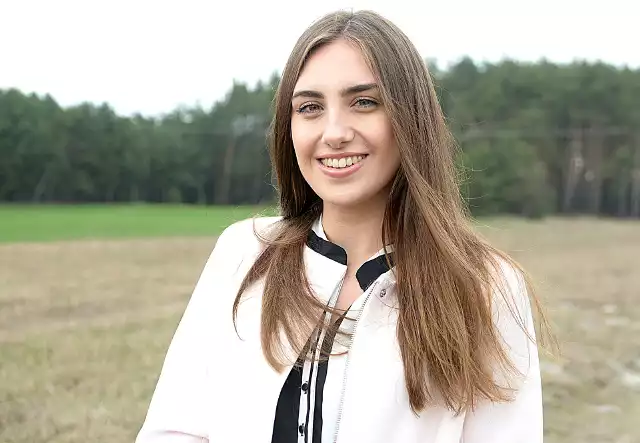 Oliwia Bukowska to kandydatka do tytułu Miss Ziemi Radomskiej 2019 z numerem 7. Jej pasją jest aktorstwo oraz makijaż sceniczny. Uśmiechnięta i pełna wigoru zamierza świetnie zaprezentować się podczas majowego finału regionalnego konkursu piękności. Oliwia ma 18 lat, uczy się  w VII Liceum Og&oacute;lnokształcącym imienia Krzysztofa Kamila Baczyńskiego w Radomiu. W maju przystąpi do egzaminu dojrzałości. Największą pasją roześmianej dziewczyny jest aktorstwo, dlatego wybrałam klasę o profilu teatralnym. Na scenie czuje się jak ryba w wodzie, nie ma tremy przed publicznością. Czy tak samo będzie podczas finału konkursu Miss Ziemi Radomskiej 2019?- Mam nadzieję, że będzie dobrze &ndash; uśmiecha się Oliwia i wspomina konkurs Miss Studni&oacute;wek, kt&oacute;ry wygrała. &ndash; Byłam naturalna, bardzo dobrze się czułam przed jurorami a gdy okazało się, że zaproszono mnie na Miss Ziemi Radomskiej &ndash; do grupy finałowej bardzo się ucieszyłam. To taki prezent od losu &ndash; opowiada 18- latka. Ruszyło głosowanie na Miss Czytelnik&oacute;w &bdquo;Echa Dnia&rdquo; Jak głosować? - szczeg&oacute;ły TUTAJ!&gt;&gt;&gt; CZYTAJ DALEJ KLIKAJĄC W ZDJĘCIE LUB UŻYWAJĄC STRZAŁEK NA KLAWIATURZE &lt;&lt;&lt;&lt;script class=&quot;XlinkEmbedScript&quot; data-width=&quot;640&quot; data-height=&quot;360&quot; data-url=&quot;//get.x-link.pl/b0399ae0-d80a-7aaa-e80b-ecaea2bc031f,fd7606cf-e9dd-18c6-6d22-71394bc22e67,embed.html&quot; type=&quot;application/javascript&quot; src=&quot;//prodxnews1blob.blob.core.windows.net/cdn/js/xlink-i.js?v1&quot;&gt;&lt;/script&gt;