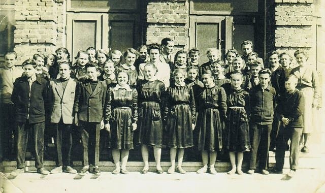 Jedno z najstarszych zdjęć uczniów i nauczycieli V LO. Fotografia pochodzi prawdopodobnie z 1957 roku. Wśród pedagogów są Maria Stodolna, Lucyna Wierzbicka, Halina Barcikowska, Witold Donimirski.