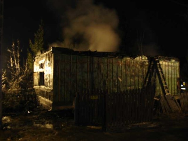Strażacy dogaszają pożar na poddaszu domu w Skarżysku Kamiennej