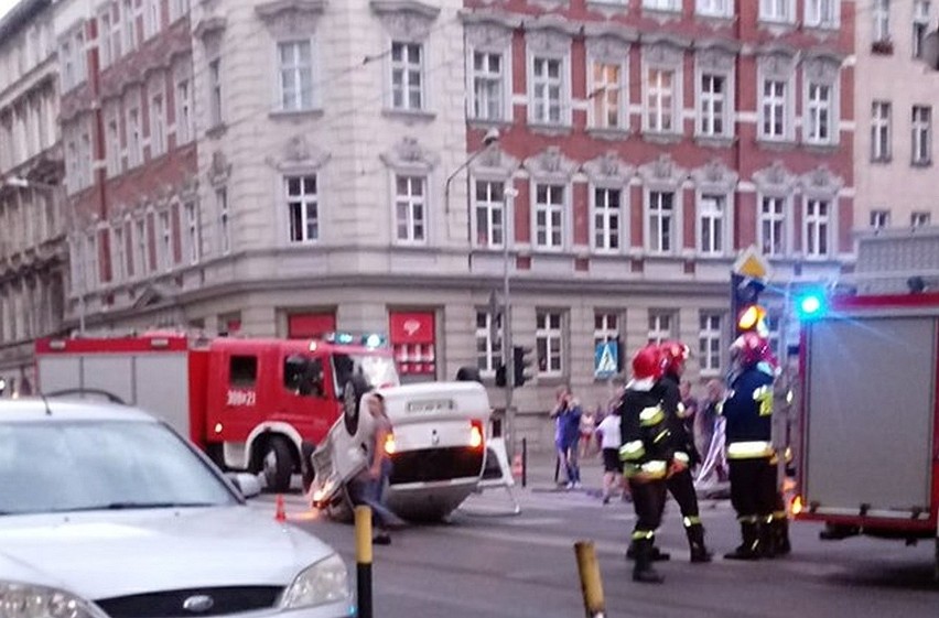 Wypadek na Nadodrzu. Samochód dachował, spore utrudnienia