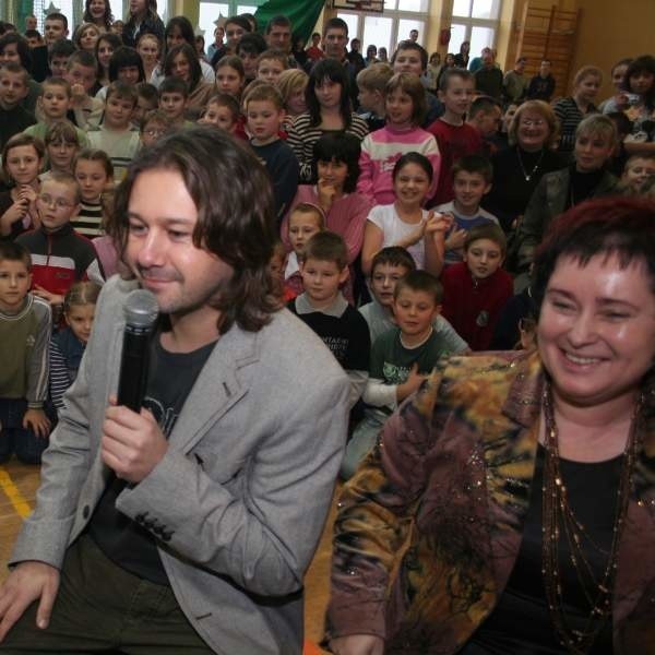 Andrzej Piaseczny na spotkaniu z uczniami szkoły w Kostomłotach.