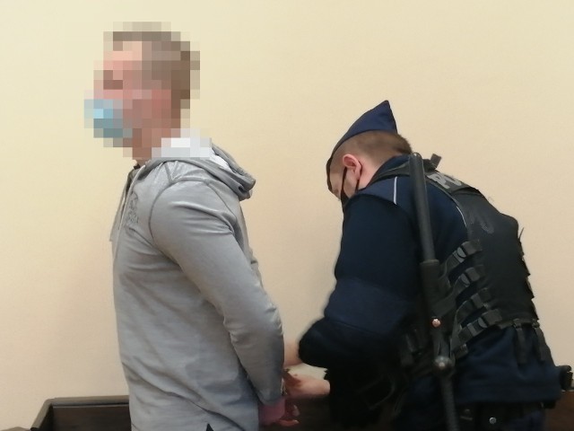 Za oszustwa popełnione metodą „na policjanta”, czyli wyłudzanie pieniędzy zwykle od seniorów, Bartosz G. został skazany na 4,5 roku więzienia – więcej niż żądał prokurator. Taką decyzję podjął w poniedziałek 24 stycznia Sąd Okręgowy w Łodzi. 