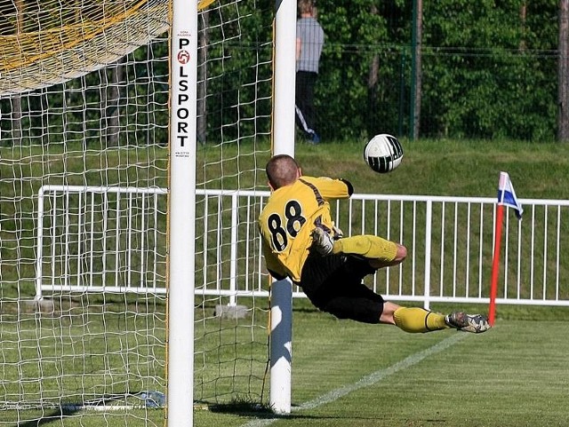 W 79 min bramkarz Celulozy Rafał Łopusiewicz pofrunął do piłki, uderzonej przez Macieja Tomkowiaka. Ta odbiła się jednak od słupka i wpadła do bramki kostrzynian.