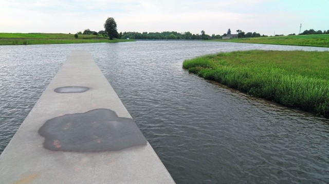 Zbiornik wodny w Nieskurzowie (gmina Baćkowice) jest położony niezwykle urokliwie. W głąb wody sięgają dwa pomosty.