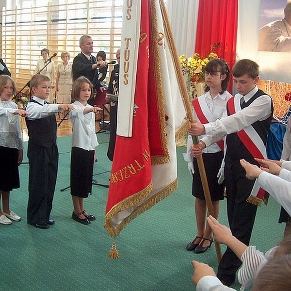 O funkcję dyrektora ubiegać się będzie tym razem dwoje kandydatów.  (Na zdjęciu uczniowie podczas uroczystości nadania szkole im. Jana Pawła II).