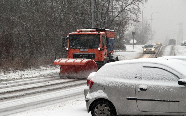 Po opadach śniegu, pługosolarki MZK wyjechały z bazy i walczą ze skutkami "ataku zimy" w Grudziądzu.  