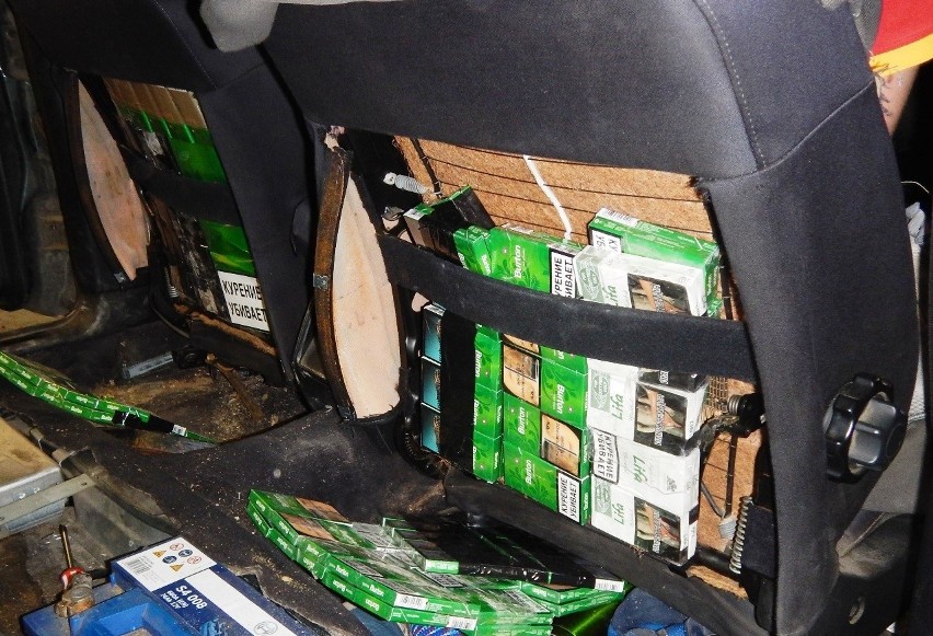 Tczew.Służba celna znalazła pod maską auta 54 tys. sztuk papierosów bez akcyzy