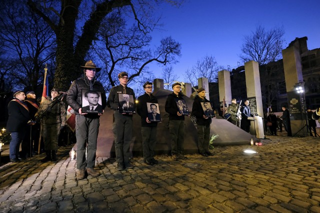 Uroczyste obchody Narodowego Dnia Pamięci Żołnierzy Wyklętych odbyły się pod Pomnikiem Polskiego Państwa Podziemnego i Armii Krajowej w Poznaniu.
