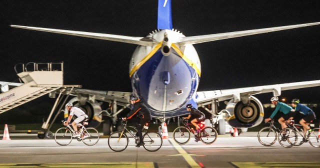 Nocny Duathlon w Porcie Lotniczym Gdańsk to zawody dla wszystkich łączących frajdę z biegania i jazdy na rowerze