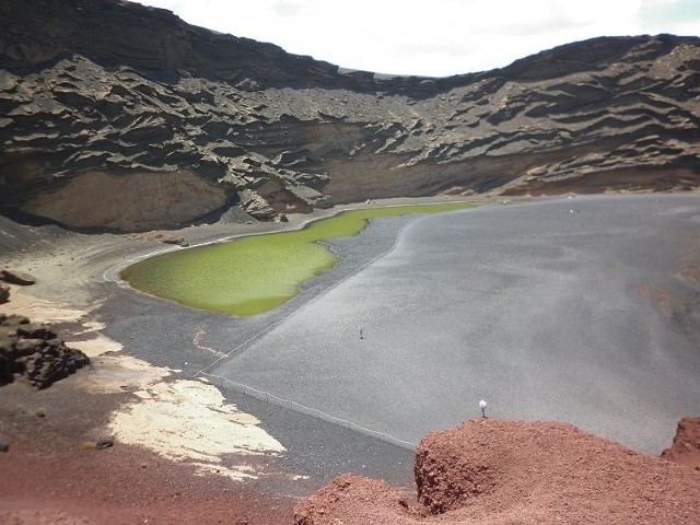 Bezpośrednio przy oceanie, leży krater El Golfo, we wnętrzu którego uformowało się głębokie jezioro Charco de los Clicos