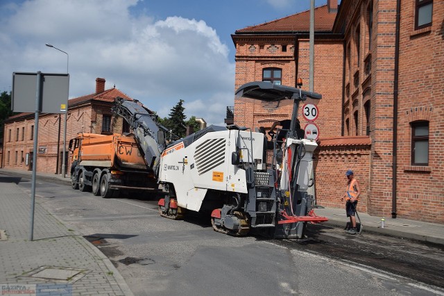 W środę 29 czerwca 2022 we Włocławku rozpoczął się remont nawierzchni ul. Wojska Polskiego. Prace mają trwać do końca lipca.