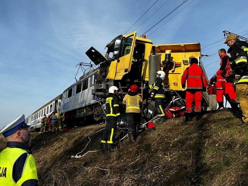 W Tychowie doszło do zderzenia ciężarówki z pociągiem.