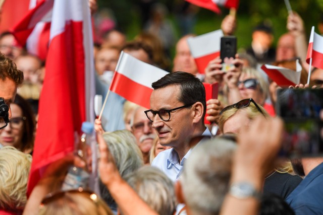 Premier Mateusz Morawiecki podczas spotkania z mieszkańcami powiatu koszalińskiego w parku miejskim im. Powstańców Warszawskich w Sianowie