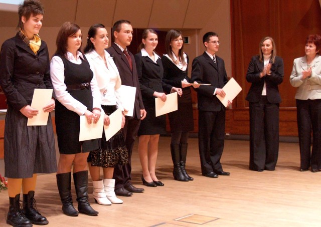 Agata Kulczycka (od lewej) i Monika Kazikowska otrzymały prestiżowe stypendia