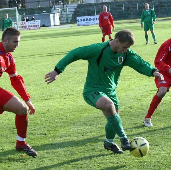 Piłkarze Stali Stalowa Wola (z piłką Przemysław Pałkus) podejmują dzisiaj na własnym stadionie Wisłę Płock.