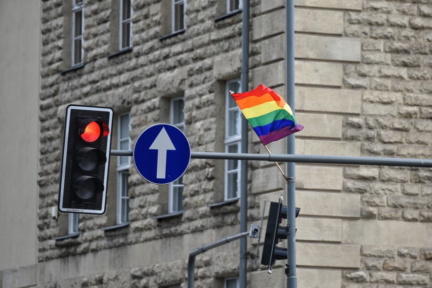 Tęczowe flagi zawisły również na ulicach w centrum Poznania