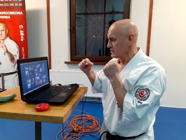 Sosnowiecki Klub Karate w dobie pandemii koronawirusa zdecydował się na tzw. e-treningi. Zobacz kolejne zdjęcia. Przesuwaj zdjęcia w prawo - naciśnij strzałkę lub przycisk NASTĘPNE >>>
