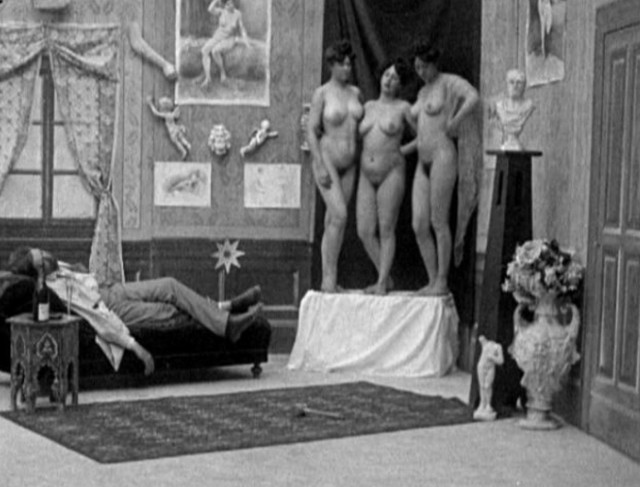 W filmach erotycznych ze studia Saturn, jakie oglądano w Bielsku ponad sto lat temu, wiele było motywów scen w kąpieli,  relacji artystka-modelka czy nieśmiałego podglądacza lub  śniącego mężczyzny