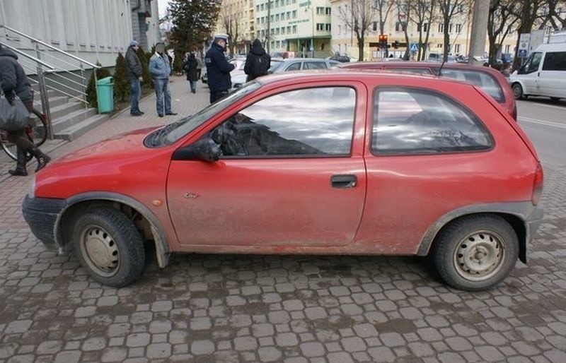 Wstępnie ustalono, że kierujący oplem 19-latek skręcając w...