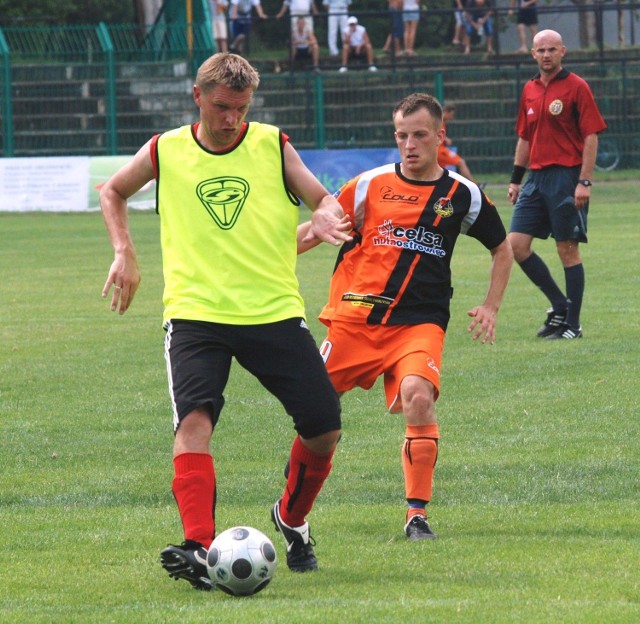 Piłkarze "Stalówki" (z piłką Jaromir Wieprzęć) rozpoczną nowy sezon w drugiej lidze o tydzień później.