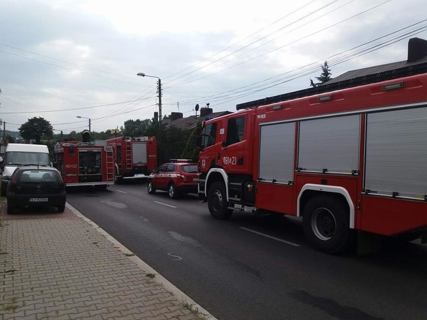 Pali się przybudówka sklepu w Jaworznie. Na miejscu jest 7 zastępów strażaków