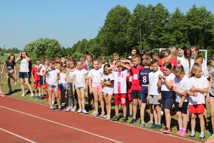 W Czarnem pobiegli dla Niepodległej. Ponad 150 osób na starcie